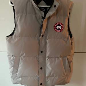 Säljer en vit/beige canada goose väst. Använd fåtal gånger. Nypris 5999