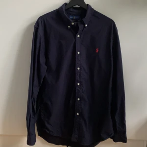 Ralph Lauren skjorta - Mörkblå Ralph Lauren skjorta strl L Skriv om ni är intresserade😀