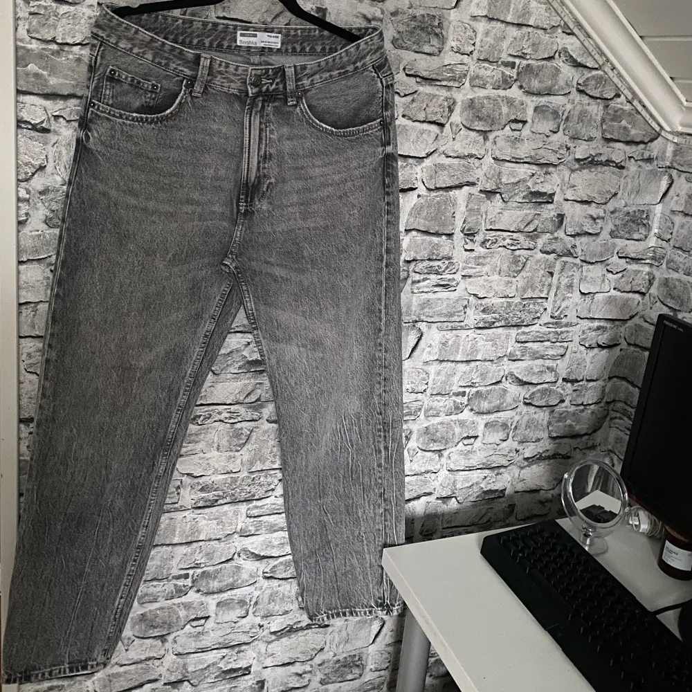 Hej! Säljer nu dessa bershka jeans i bra skick, jättefin passform och wash. Perfekt billigare val istället för hope rush t.ex! Size 31, passat bra på mig från 175cm till 182cm då de lägger sig väldigt fint över skon!  Fraktar gärna med safepay, Mvh Oskar!. Jeans & Byxor.