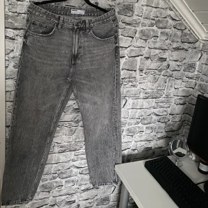 Bershka Jeans - Hej! Säljer nu dessa bershka jeans i bra skick, jättefin passform och wash. Perfekt billigare val istället för hope rush t.ex! Size 31, passat bra på mig från 175cm till 182cm då de lägger sig väldigt fint över skon!  Fraktar gärna med safepay, Mvh Oskar!