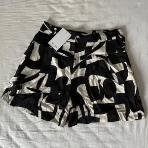 Svart/Vita mönstrade shorts från Monki💕 helt nyskick, med prislappen kvar! Storlek 36