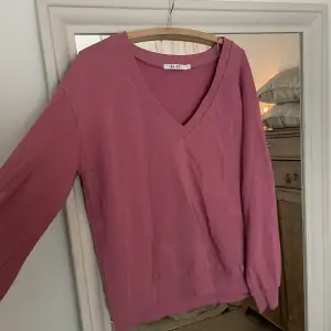 Tröja från NAKD i en fin rosa färg, perfekt över en sjorta eller liknande. 