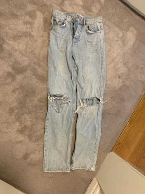 Gina Tricot jeans  - Ljusblå Gina Tricot jeans, storlek 36. Jag är 171 cm.