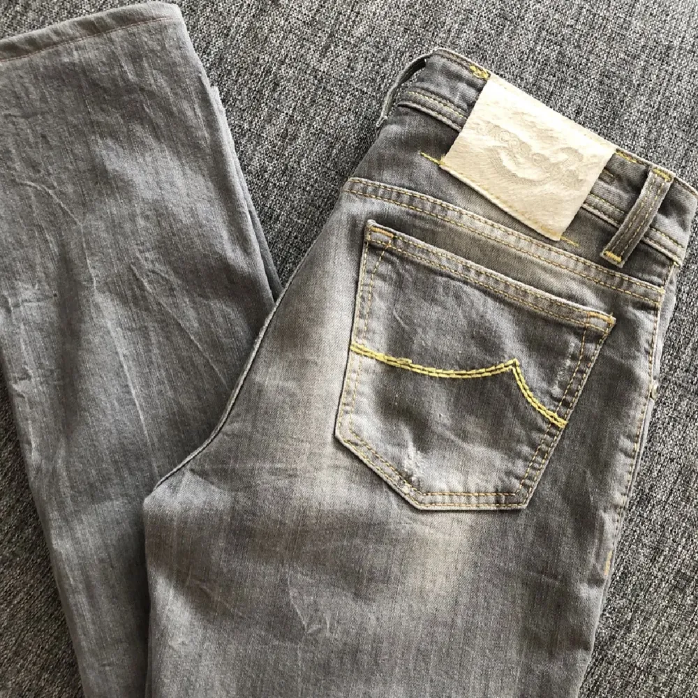Tja säljer ett par snygga Jacob Cohen jeans. De är i bra skick men har blivit lite missfärgad längst ner(går säkert att få bort)Skriv om du har frågor eller bud. Jeans & Byxor.