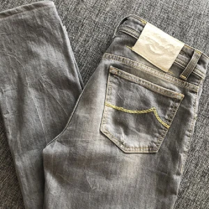Jacob Cohen jeans  - Tja säljer ett par snygga Jacob Cohen jeans. De är i bra skick men har blivit lite missfärgad längst ner(går säkert att få bort)Skriv om du har frågor eller bud