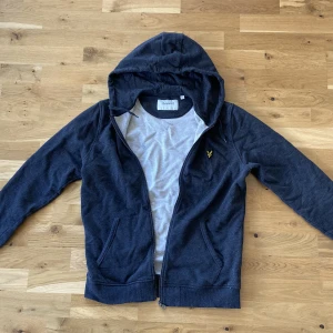 Lyle & Scott Hoddie - Säljer en Lyle & Scott Hoddie då den blivit för liten, använd ett fåtal gånger. Storlek M. Kan gå ner i pris vid en snabb och smidig affär, tveka inte på att skriva om du har några funderingar!