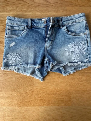Jeansshorts  - Jeansshorts i storlek xs. Aldrig använda. Säljer för 80kr+frakt. Skriv vid frågor.