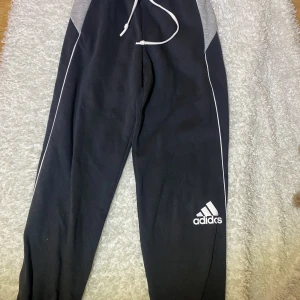 Adidas mjukisbyxor  - Fint skick. Oanvända 