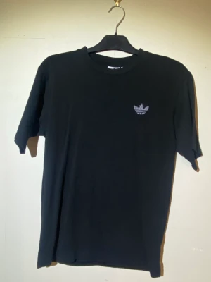 Adidas tshirt  - Fint skick 