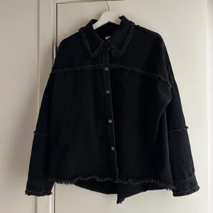 Jeansjacka från Zara - Säljer denna populära jeansjacka med glittriga detaljer från Zara! Den hade fransar innan men har tagit bort dem 💕  Knappt använd! 