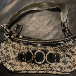 Guess - En helt ny oanvänd väska från Guess.