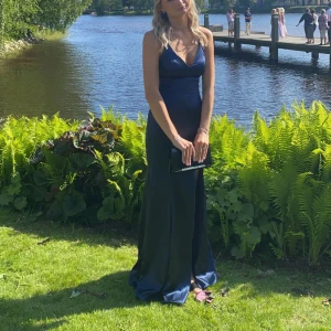 Balklänning  - Intressekoll på min fina balklänning. Mörkblå satin känning med fin passform💙 