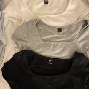 Shein toppar - 3 SHEIN toppar i bra skick. 100 för alla plus frakt eller 35kr för en. Storlek S passar xs