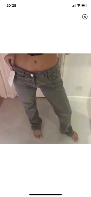 Gråa zara jeans - Gråa zara jeans i nyskick