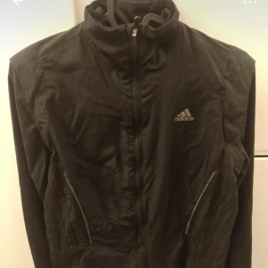 adidas clima proof jacka - svart jacka med avtagbara armar från Adidas. Clima proof supernova. Storlek 36/XS