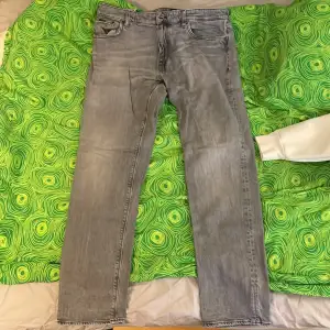 Säljer dessa Gråa Hugo boss jeans Eftersom dom inte passar nytt skick endast använd en gång Nytt pris 1200kr