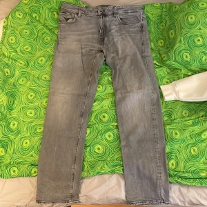 Hugo boss Jeans - Säljer dessa Gråa Hugo boss jeans Eftersom dom inte passar nytt skick endast använd en gång Nytt pris 1200kr
