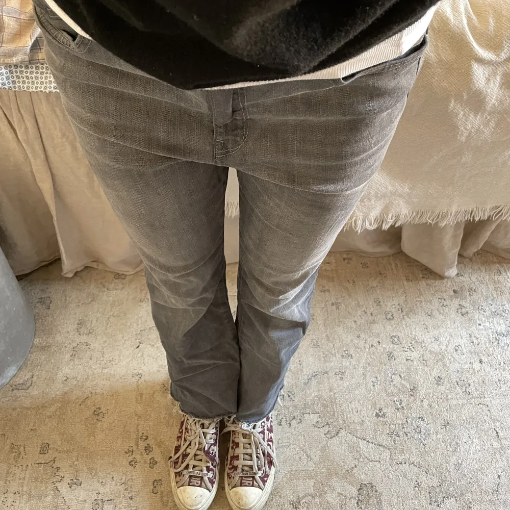 Gråa jeans från zara som både går att ha som cropped modell eller lång. För cropped modell perfekt för en 36a runt 170 och för vanlig längd en 36a runt 164💕. Jeans & Byxor.