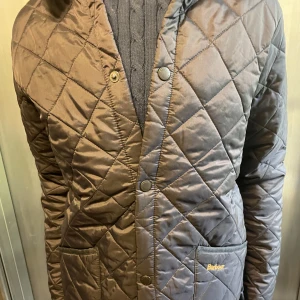 Barbour jacka - Riktigt fet barbour jacka för hösten skicket är väldigt bra och prislappen är kvar.