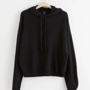 Stickad hoodie  - Säljer denna stickade hoodie från Lindex, skriv priv för mer bilder!💞 använd typ tre gånger så jättefint skick förutom att den blev lite nopprig efter typ en gång men det är inget man tänker på! Skriv priv för frågor mm💞