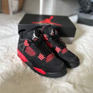 Air Jordan 4 Retro ”Red Thunder” Sneakers är helt okej använda och kan mötas eller skicka via postnord storlek 43