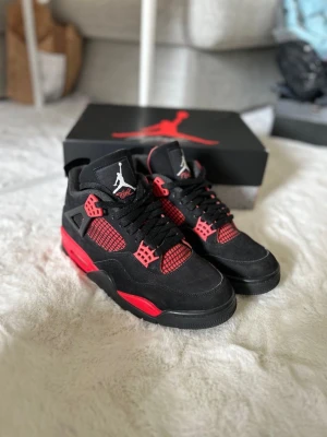 Air Jordan 4 Retro ”Red Thunder” Sneakers - Air Jordan 4 Retro ”Red Thunder” Sneakers är helt okej använda och kan mötas eller skicka via postnord storlek 43