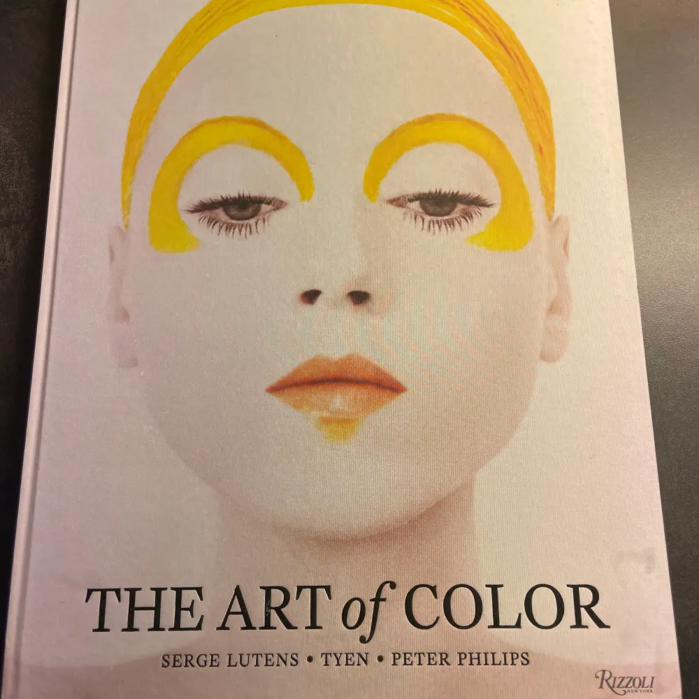 Dior coffee table book, The art of color av Peter Philips. Nyskick.. Accessoarer.