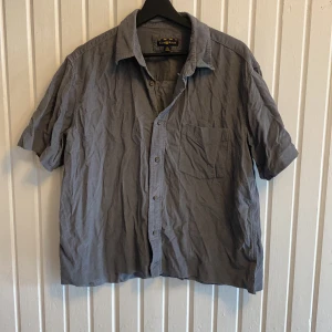 Club room skjorta - Tja säljer denna skjorta i storlek L. Hör av dig vid intresse. Mvh linus
