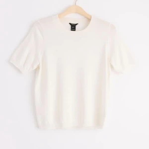 Finstickad kortärmad tröja - Säljer denna fina tröja från Lindex pga använder den aldrig. Den är i bra skick och nyköpt kostar den 300kr. Frakt ingår!❤️