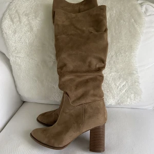 Stövlar  - Så fina klackstövlar i mockamaterial, endast använda en kväll🩷Köpta för 600 kr på deichmann