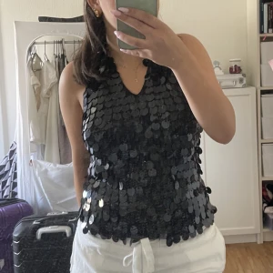 Halterneck paljettopp - En supersöt svart halterneck paljettopp, men säljer då den inte kommit till användning. Toppen är i jättebra skick och är perfekt på fest!🩷 Hör gärna av er vid frågor, frakt tillkommer💕💕