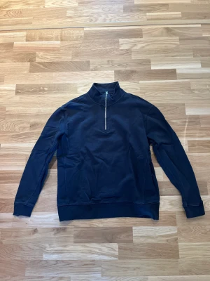 Zara Half-zip - Mörklblå half-zip från Zara. Storlek M. Nyskick, använd enbart någon gång. Nypris 500kr