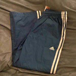 Adidas originals Vindbyxor - Använts ett fåtal gånger, finns någon defekter och de är att de är lite slitna längst ned men inget som syns. är i bra skick. Priset går att diskutera.