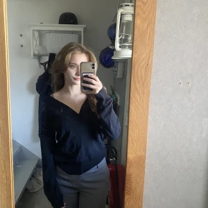 V-neck tröja - V-neck tröja från gina i storlek L.