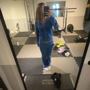 juicy sett - blått juicy sett köpt sommaren 2022!! byxorna är i strl xxs och koftan i strl s. 600kr för byxorna och 600kr för koftan men 1100 för hela setet. användt ganska mycket men jätte bra skick ändå, inga defekter. 🥰 