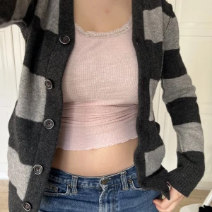 Randig ull kofta - Liknar brandy Melville tröjan⭐️ 100% ull, perfekt till vintern