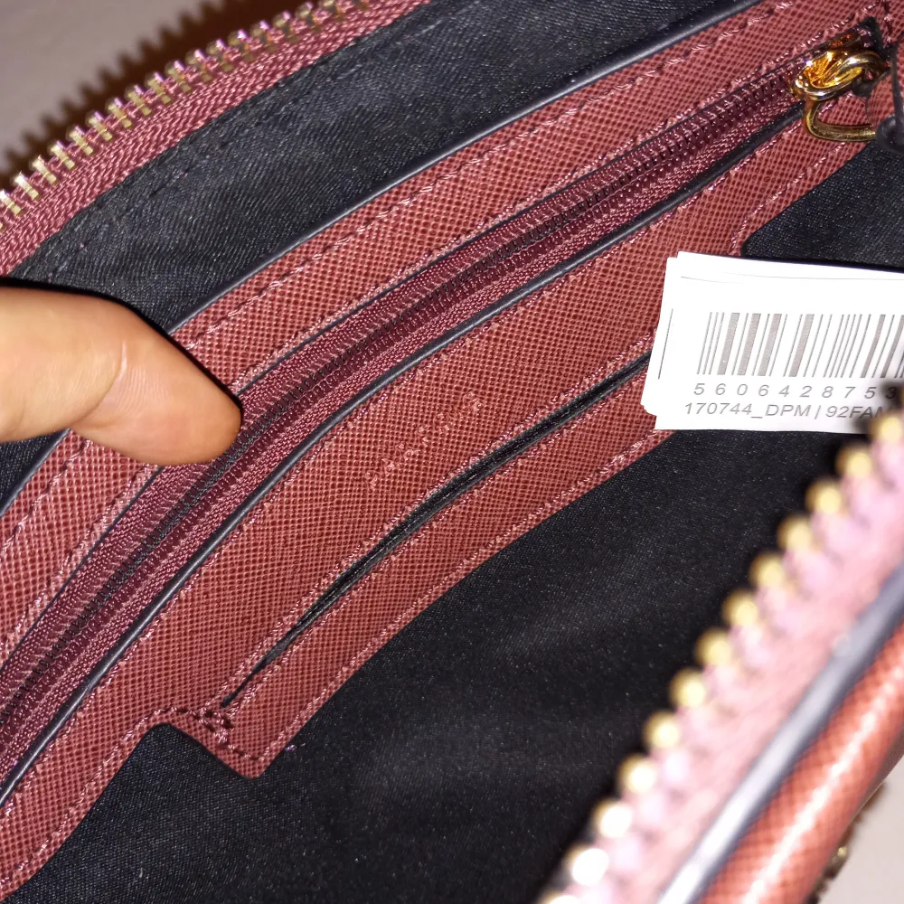 Helt ny/oanvänd snygg axelremsväska av märket Parfois Nypris: 349:- Fler bilder kan skickas vid intresse 👛🛍️👜. Laukut & Käsilaukut.