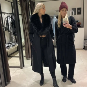 Svart Kappa - Jättefin svart kappa i ull. Köpt på Zara för 2000kr förra året (mycket sparsamt använd pga snö). Har köpt en ny därför jag säljer den. Finns en svart päls vid kragen som man kan ta av om man vill (se första vs sista bilden). Väldigt fint skick.