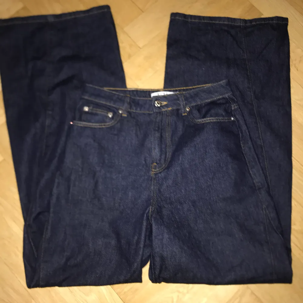 Oanvända Jeans från NA-KD i storlek 34, väldigt baggy i benen och lite smalare i midjan. Nypris ca 700kr. Jeans & Byxor.