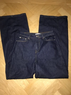 Oanvända jeans - Oanvända Jeans från NA-KD i storlek 34, väldigt baggy i benen och lite smalare i midjan. Nypris ca 700kr
