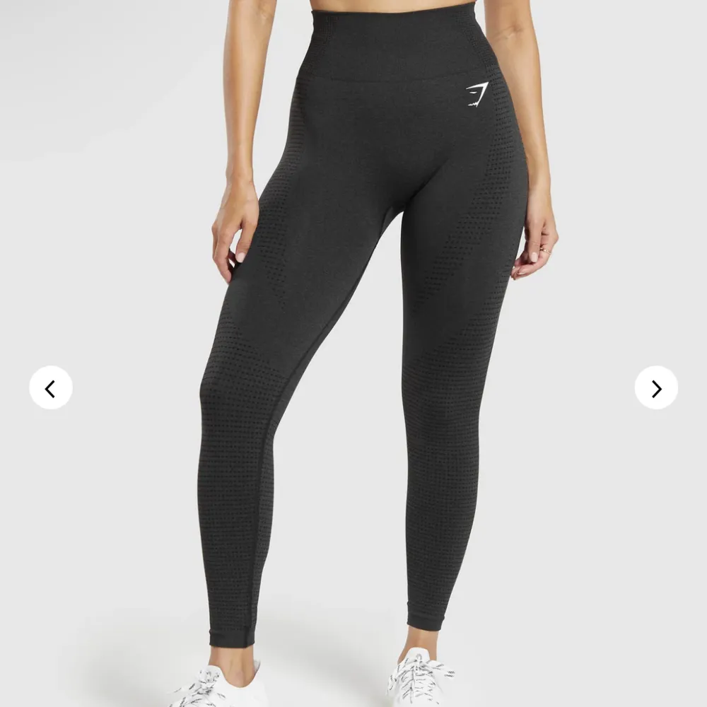 Svarta Gymshark tights i modellen ”vital sesmless 2.0 leggings”, storlek S💖 Nypris cirka 600kr buda från 100 +frakt💖. Jeans & Byxor.
