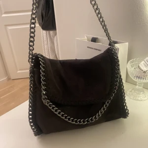 Väska - Sjuk snygg väska den är svart/brun i färgen 🤍⭐️⭐️fråga gärna om ni har några frågor:))