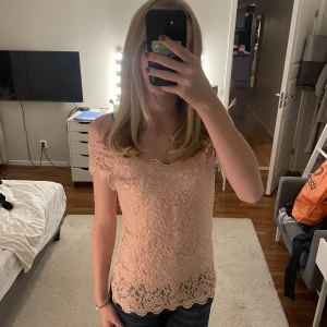 Gullig spetstopp  - Säljer denna supergulliga spetstopp från Streep one. Den är i väldigt bra skick. Frakten ingår ej i priset och priset kan diskuteras💕