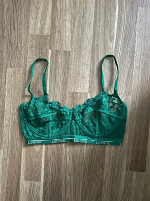 Balcony Blossom Bralette - Säljer denna super snygga smaragdgröna Balcony Blossom braletten från Lounge Underwear, braletten är i fint skick och är i storlek 65G skick. FAST PRIS 200kr + frakt.