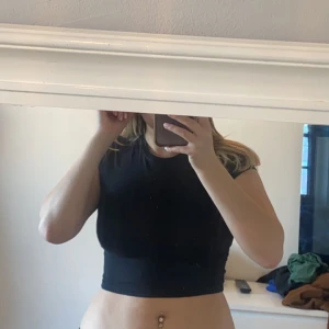 Kroppad T-Shirt  - Säljer denna kroppade tshirt från weekday då den inte kommer till användning längre. Den är väldigt bekväm och passar till det mesta. Nypris 150kr 