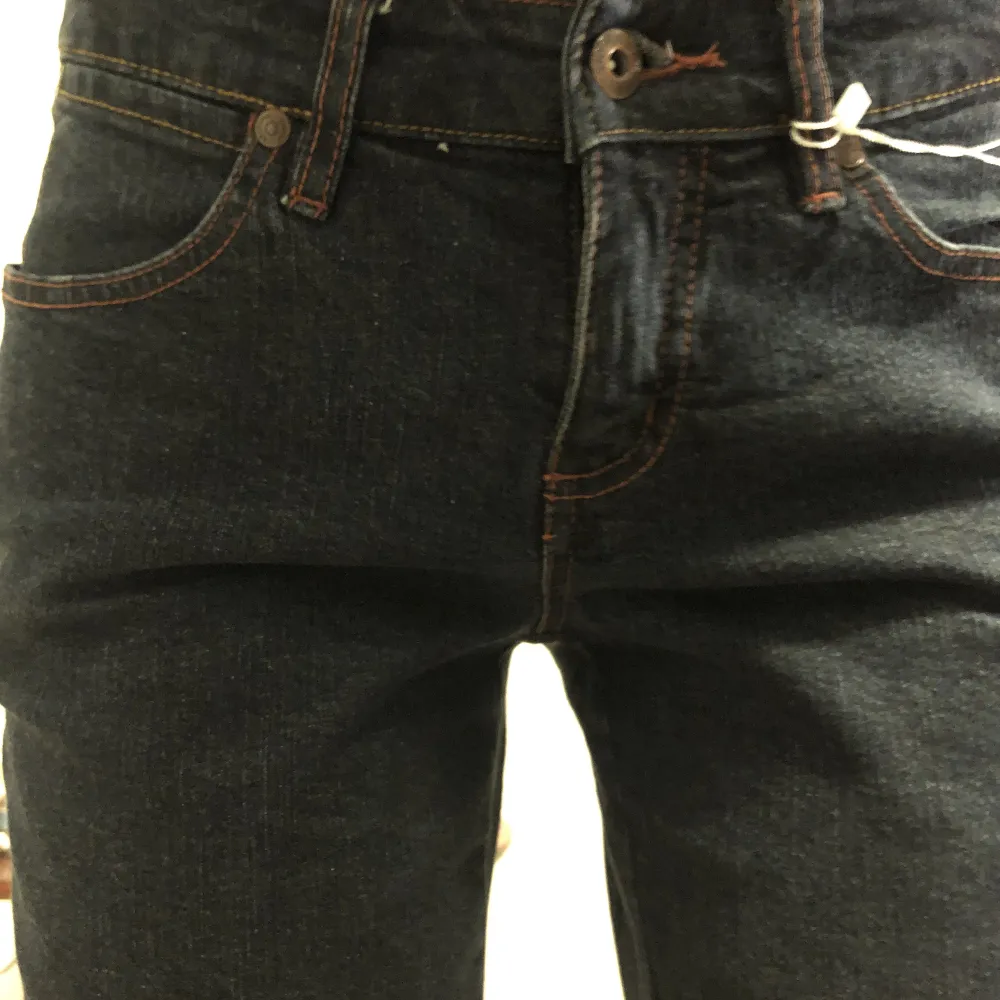 Sjukt snygga bootcut jeans från Arizona. Personen på bild är 170. Midjemått: 74 cm. Röda sömmar. . Jeans & Byxor.