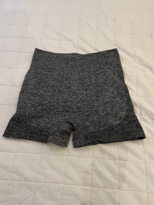 Gråa träningsshort - Älskar dessa shorts har de i tre olika färger, grå, blåa och en rosa färg, säljer alla då jag vill ha något nytt till gymmet! Dom har en buttscrunsh som passar så bra på rumpan!! Jag är 160 och en S för referens!