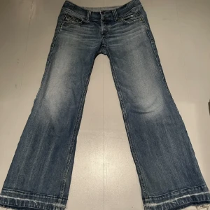 diesel jeans - såå snygga lågmidjade diesel jeans som jag nu säljer eftersom jag tröttnat. uppsprättade där nere💖(inte mina bilder!)