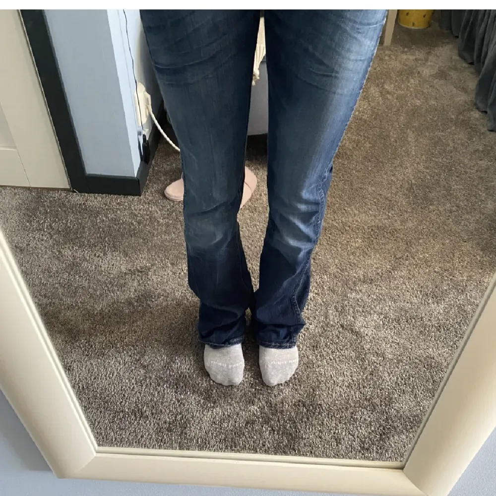 Säljer nu dessa lågmidjade bootcut wrangler jeansen då de inte passar. Köpta på plick i jättefint skick! W25 L32, midjemått 35cm 🤗. Jeans & Byxor.