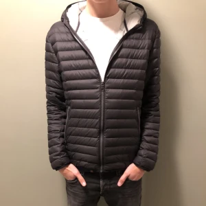 Colmar jacka  - Säljer denna snygga colmar dunjacka! Nypris 3700 kr. Säljer för endast 2000kr. Storleken motsvarar S/M. Skicket är 8/10. Hör av er vid eventuella frågor!